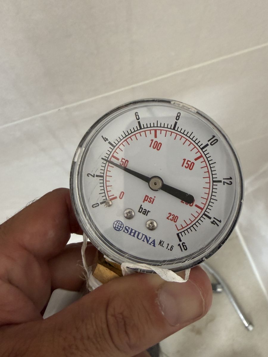 שעון לחץ מחובר למערכת המים לבחינת יציבות הלחץ לאורך זמן