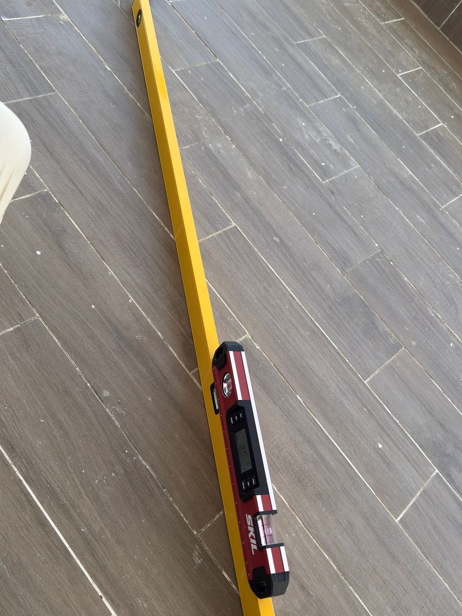 מדידת שיפועי מרפסת בעזרת מפלס לייזר וסרגל 2 מטר